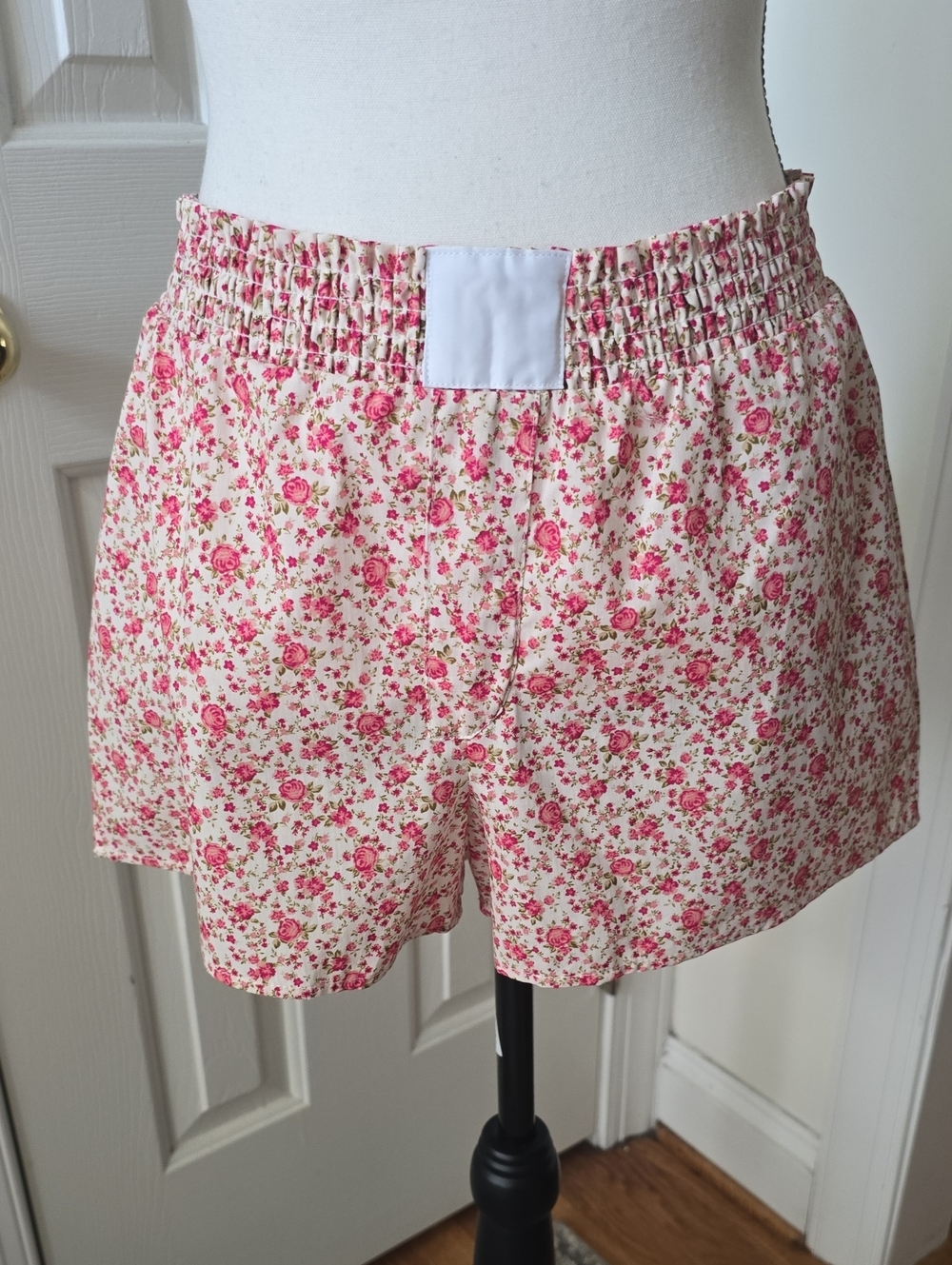 THREADS OF LUXXE BRAND WOMEN'S JUNIORS PINK & WHITE FLORAL SHORTS SIZE MEDIUM